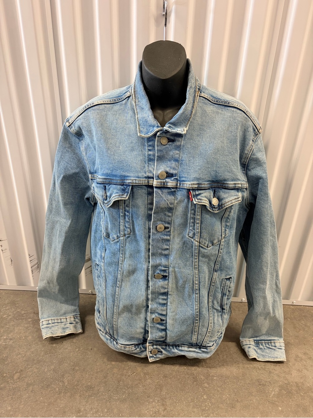 Levi’s Original Trucker Denim Jacket Light Wash Button Front Men’s Large